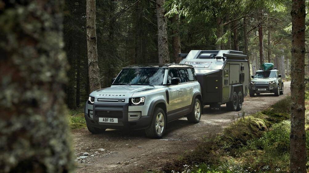 Land Rover Defender 2020 đã được phân phối chính hãng 4 phiên bản, bao gồm Defender S, Defender SE, Defender 110 First Edition và Defender 110 X. Giá bán lần lượt 3,715 tỷ đồng, 4,005 tỷ đồng, 5,120 tỷ đồng và 6,045 tỷ đồng