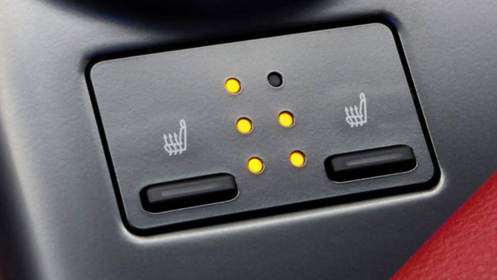 Hàng ghế phía trước chỉnh bằng điện và sưởi ấm ghế