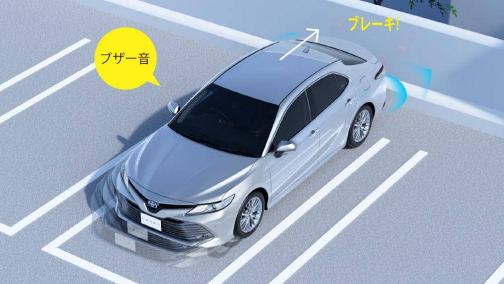 Tính năng hỗ trợ phanh tự động phía sau và hỗ trợ đỗ xe được trang bị trên Toyota Camry Black Edition