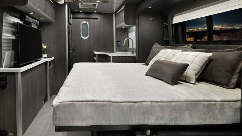 Mẫu Atlas nâng cấp có trang bị giường ngủ cho 2 người và ghế ngồi cho 4 người, và ghế ngồi tài xế có thể quay lại đối diện cabin