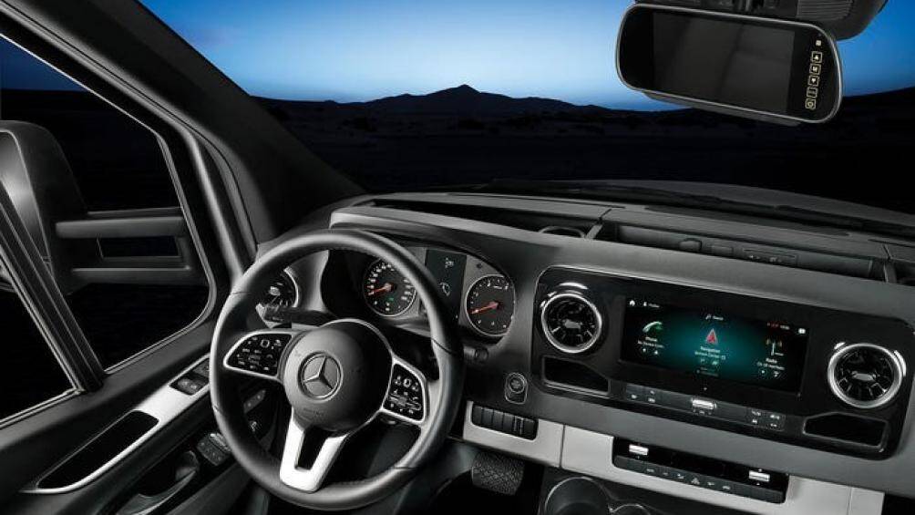 Xe được chế tạo trên khung gầm Mercedes-Benz Sprinter 3500 với trục cơ sở 4.320 mm trang bị một động cơ dầu V6, dung tích 3.0 lít sản sinh 188 mã lực