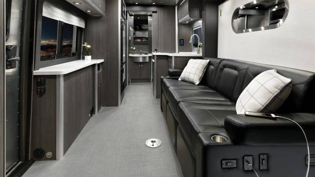 Atlas 2020 có những tùy chọn thông tin giải tri nâng cấp so với đời trước, bao gồm một Samsung LED Smart TV 40 inch với âm thanh ngoài