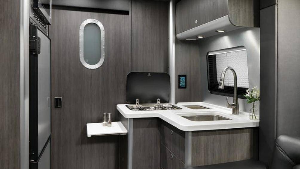 Chiếc motorhome to lớn và sang trọng này còn có khu bếp kiểu căn hộ với đầy đủ bếp nướng, bồn rửa với nước nóng, lò vi sóng...
