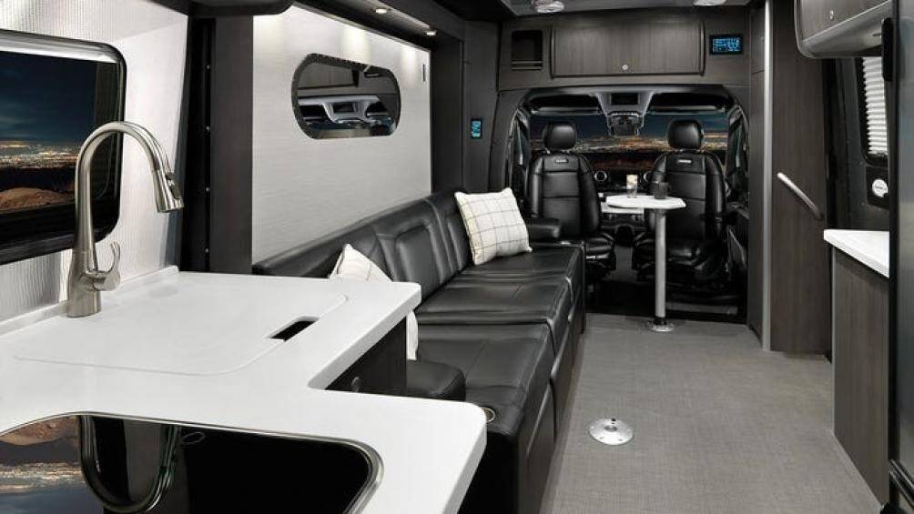 Phòng tắm chiếm dụng toàn bộ phần phía sau của cabin và hệ thống vòi hoa sen, toilet và bồn rửa bằng sứ, một tủ thuốc nhỏ và nhiều không gian chứa