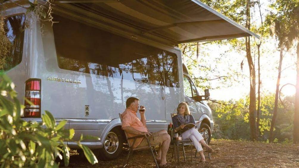 Gói trang bị tiện nghi của Airstream Atlas 2020 còn có điều hòa không khí, mái hiên tự động...
Xe có giá khởi điểm 238.071 USD (tương đương 5,5 tỷ đồng)