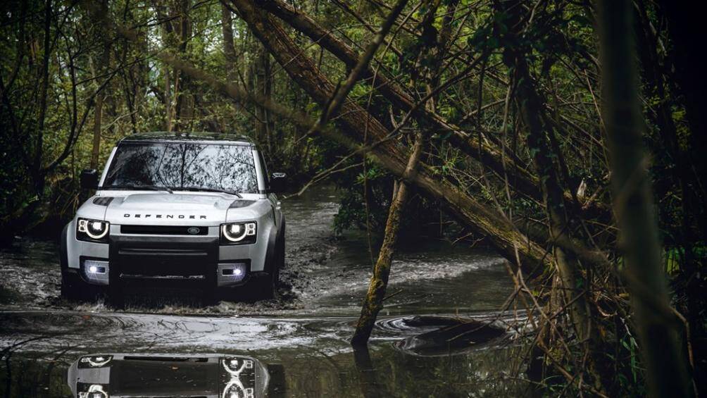 Tại Mỹ, Land Rover Defender 2020 có 2 tuỳ chọn động cơ là động cơ xăng 2.0L tăng áp cho công suất tối đa 296 mã lực và động cơ hybrid cho tổng công suất 395 mã mực, đi kèm hộp số tự động 8 cấp