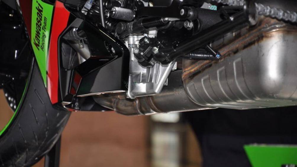 Trên xe còn có các chế độ lái, hệ thống kiểm soát bám đường, bộ phuộc hành trình ngược SFF-BP ở phía trước và giảm xóc đơn tùy chỉnh ở phía sau