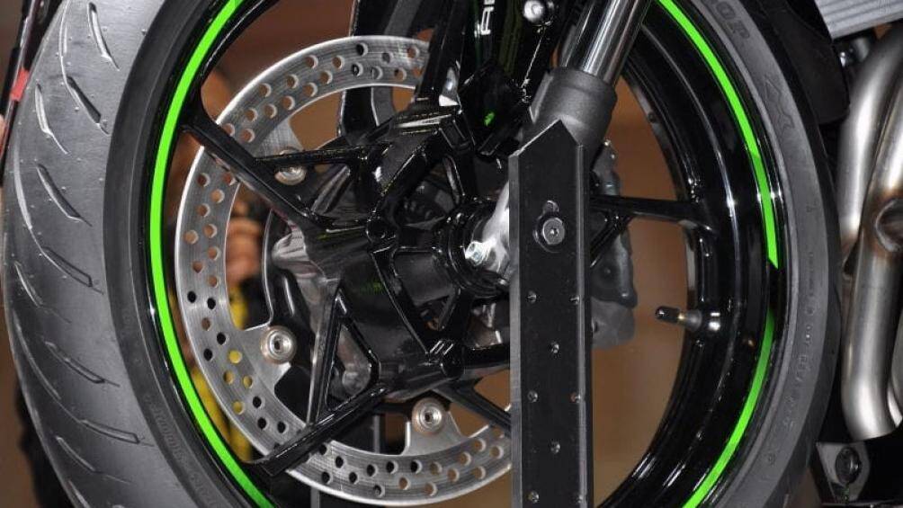 Phiên bản SE của xe có trang bị ABS (chống bó cứng phanh), hệ thống chuyển số nhanh và bọc yên ngồi sau. Ngoài ra xe còn có kính chắn gió và các đồ họa bắt mắt