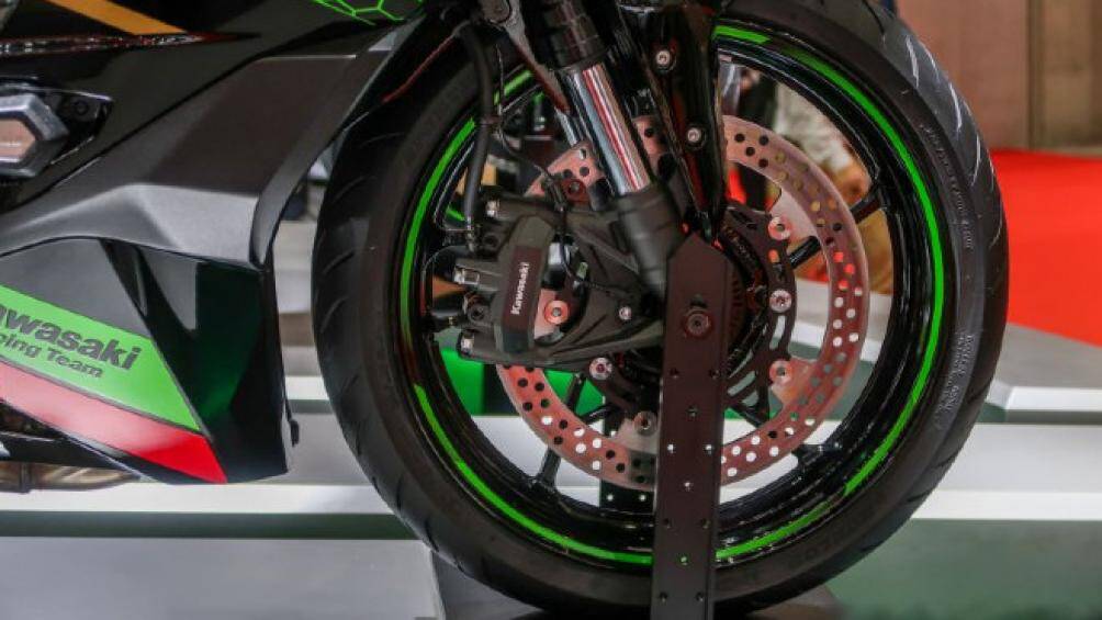 Đi kèm với đó là hộp số 6 cấp và công nghệ chống trượt. Xe có tốc độ tối đa 197 km/h trên đường đua