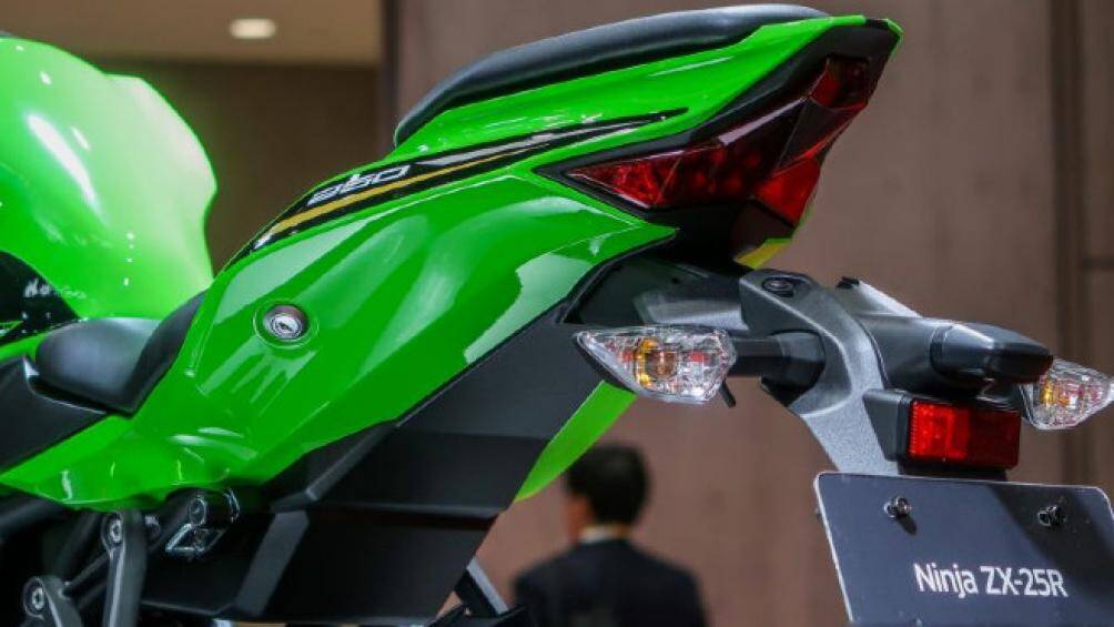 Ở Philippines, mẫu xe mới của Kawasaki có hai màu tùy chọn gồm: màu xanh da trời và xanh lá cây