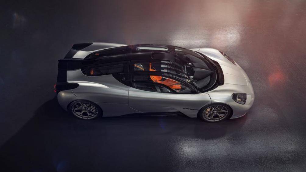 Trên đầu xe, Gordon Murray T.50 được trang bị phần mũi hình cái nêm với cụm đèn pha LED lấy cảm hứng từ xe đua F1 và kính lái khá dốc