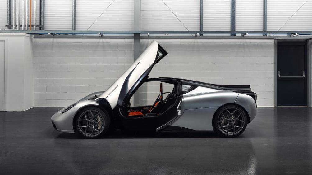 Tiếp đến là bộ cửa và nắp khoang động cơ đều mở lên trên như hình cánh bướm. Siêu xe này được trang bị cả khe gió, bộ khuếch tán cỡ lớn và cụm đèn hậu 3D