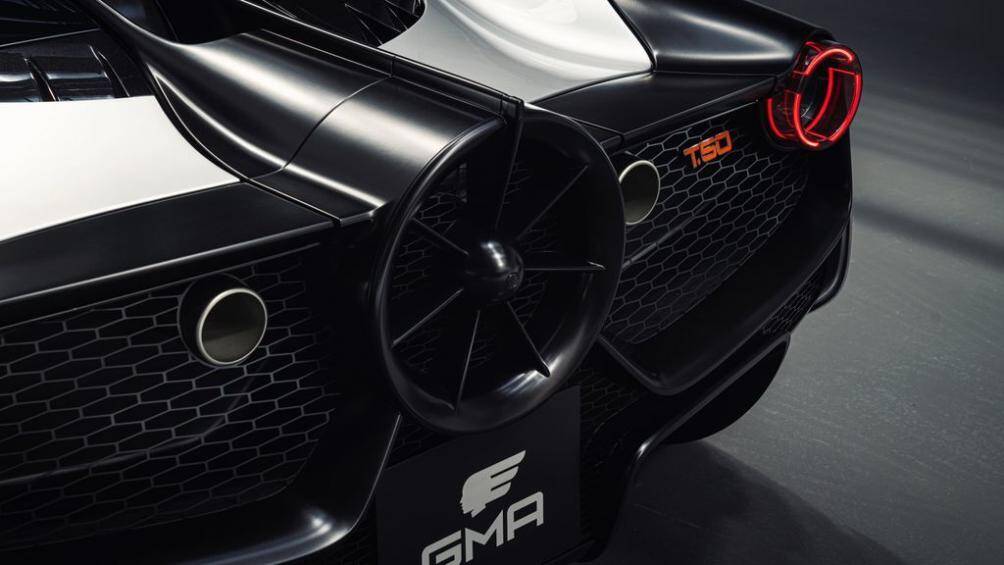 Điểm nhấn thú vị nhất của Gordon Murray T.50 lại nằm ở quạt hình tròn trên đuôi xe, gợi liên tưởng đến Batmobile của nhân vật Người Dơi