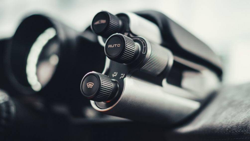 Đằng sau vô lăng bằng sợi carbon là bảng đồng hồ cũng nằm giữa xe với đồng hồ đo vòng tua máy cỡ lớn, được kẹp giữa 2 màn hình kỹ thuật số