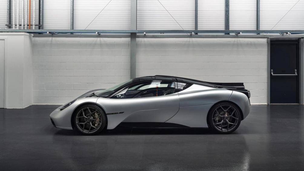 Tiếp đến là bộ vành hợp kim có đường kính 19 inch trước, 20 inch sau, đồng hành với lốp Michelin Pilot Sport 4 S