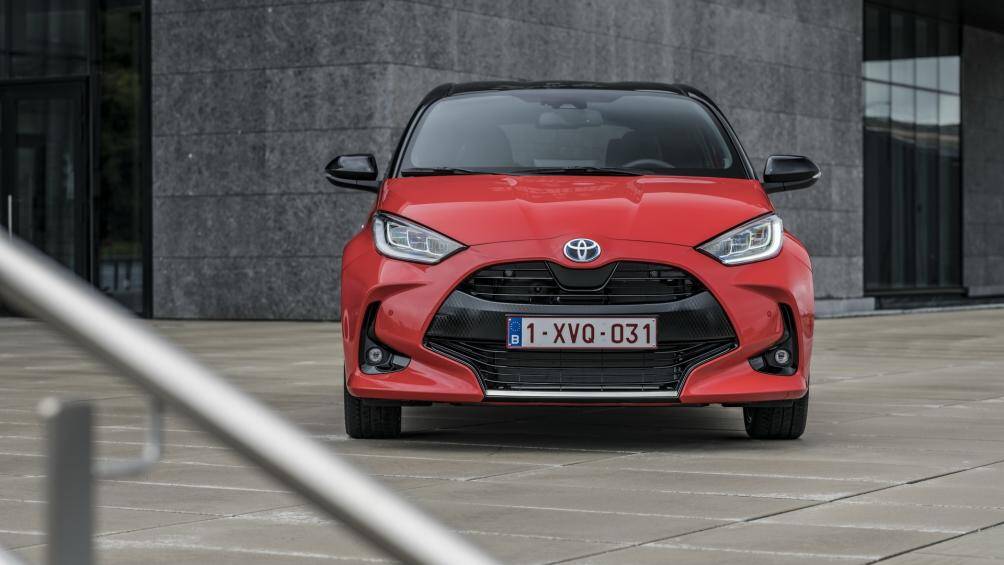 Mới đây, Toyota chính thức giới thiệu chiếc Yaris thế hệ thứ tư hoàn toàn mới tới khách hàng châu Âu với giá bán từ 17.765 bảng (538 triệu đồng)