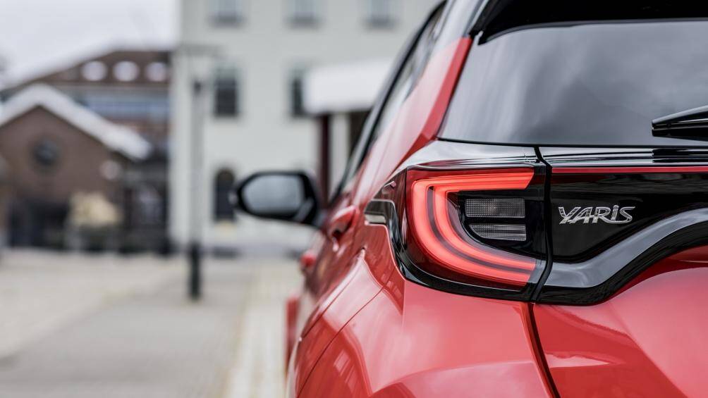 Phiên bản này đi kèm hộp số vô cấp eCVT, giá bán 20.355 bảng (tương đương 620 triệu đồng)