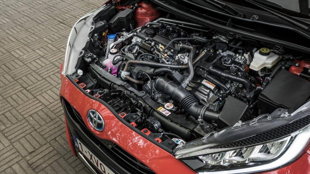 Xe trang bị hộp số sàn 6 cấp và hệ dẫn động cầu trước. Giá bán của phiên bản này là 17.765 bảng (tương đương 540 triệu đồng)