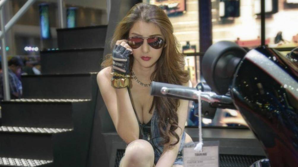 Cặp mắt kính thời trang tạo dáng tự tin bên xế khủng