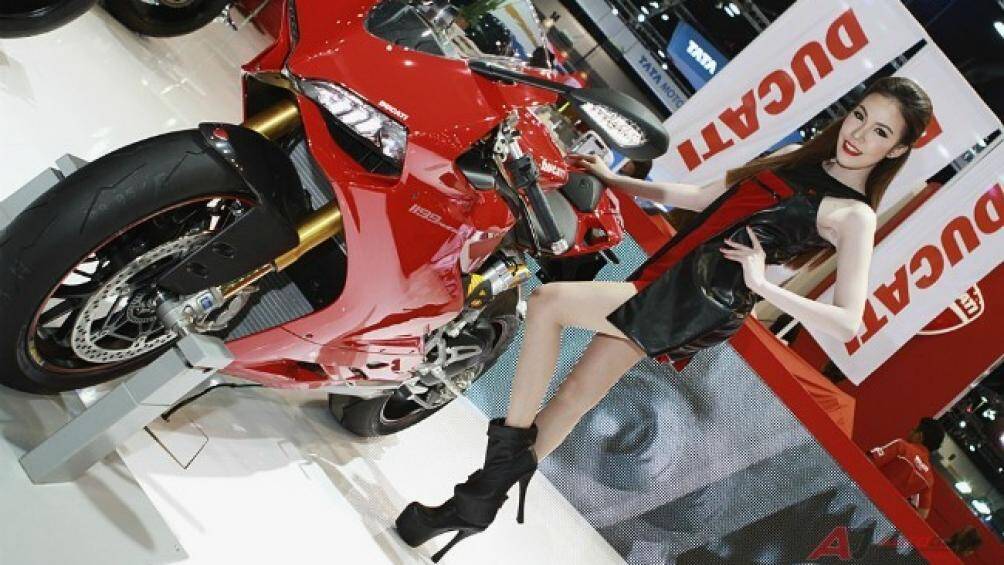 Làn da trắng càng nổi bật bên sắc đỏ của siêu xe Ducati