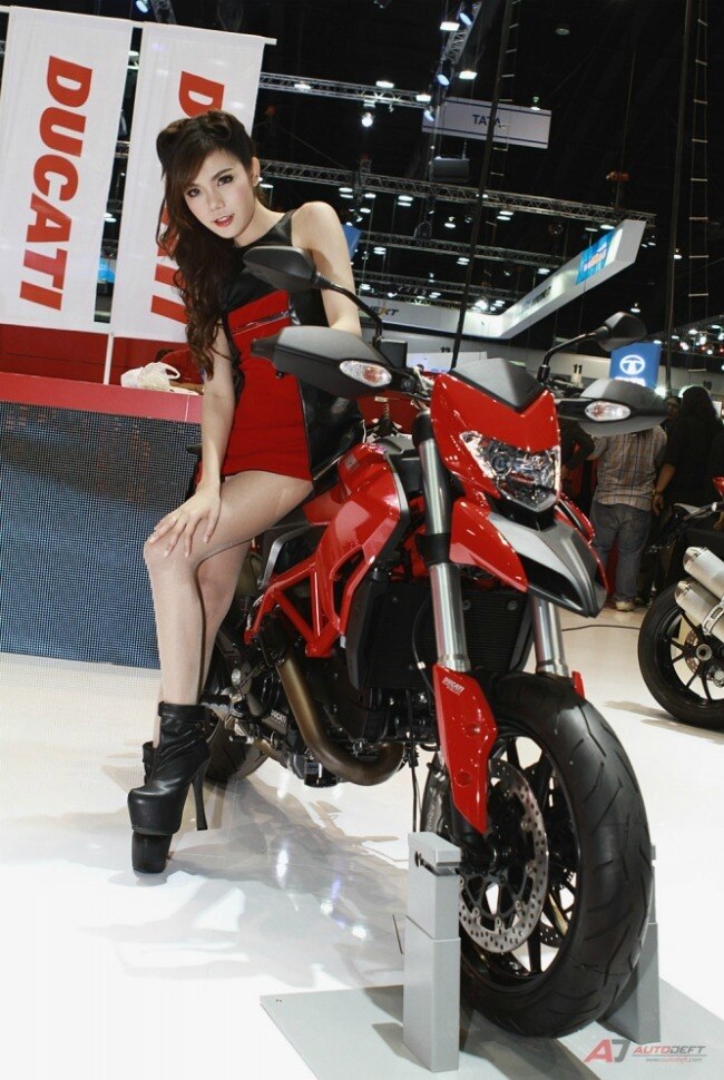 Gương mặt khả ái, chân dài miên man, đốn gục mọi ánh nhìn