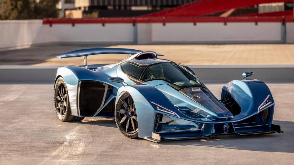 Xe sử dụng động cơ xăng V12 7.6L hút khí tự nhiên cho công suất tối đa 990 mã lực, đi kèm mô tơ điện và hộp số tự động 8 cấp