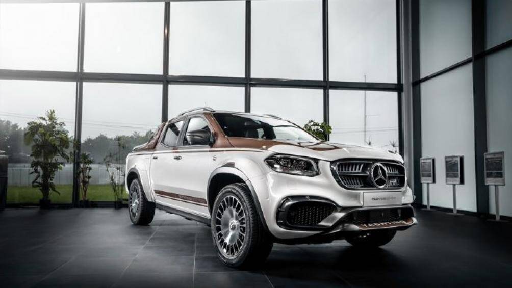 Kết hợp với đó là phần trên của xe như nắp capo hay các đường họa tiết trang trí thân xe màu vàng gold đầy sang trọng