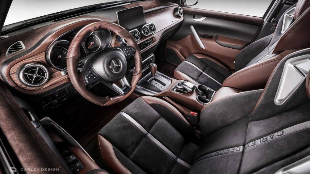 Bảng táp lô đã được ốp gỗ sáng đánh nhám bề mặt với họa tiết vân gỗ tự nhiên, thêm vào đó là vô lăng của xe cũng được kết hợp giữa phần da và gỗ