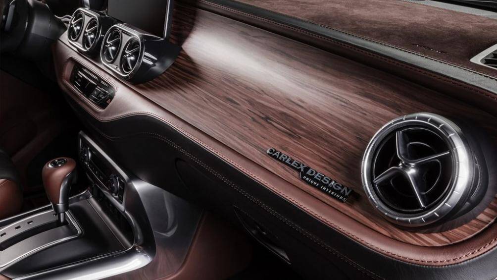 Phần sàn xe cũng được ốp chất liệu gỗ ở cả khoang trước và khoang sau, thêm vào đó là bộ mâm xe được lấy từ mẫu S-Class Maybach