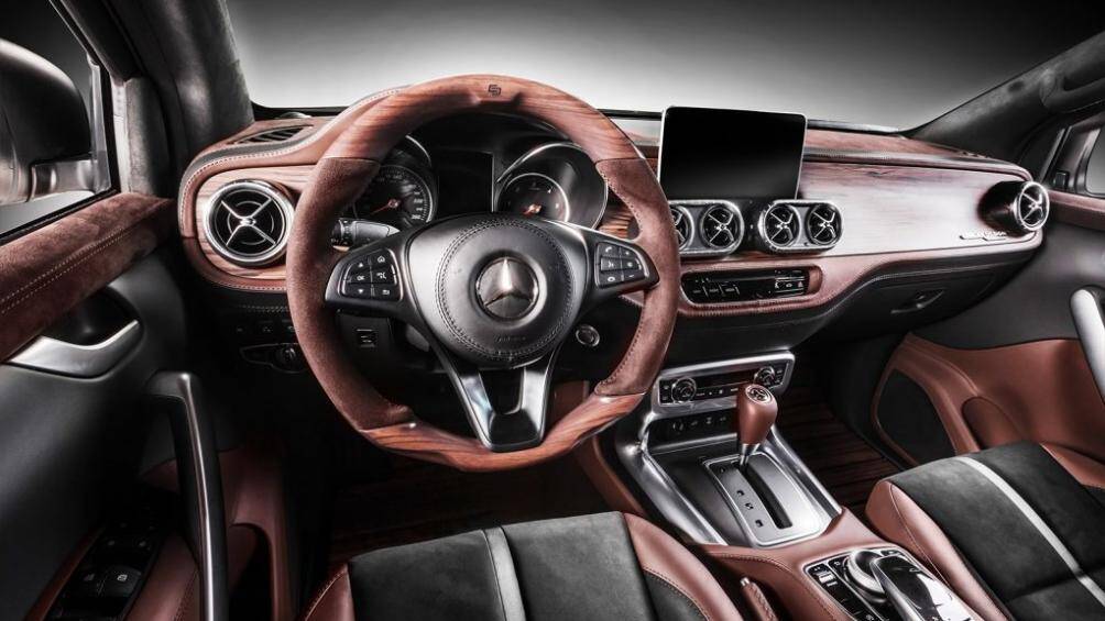 Ngoài ra, một số chi tiết cũng được bọc da Alcantara màu nâu như phần trên bụng cửa, mặt trên táp lô hay một số chi tiết trên vô lăng