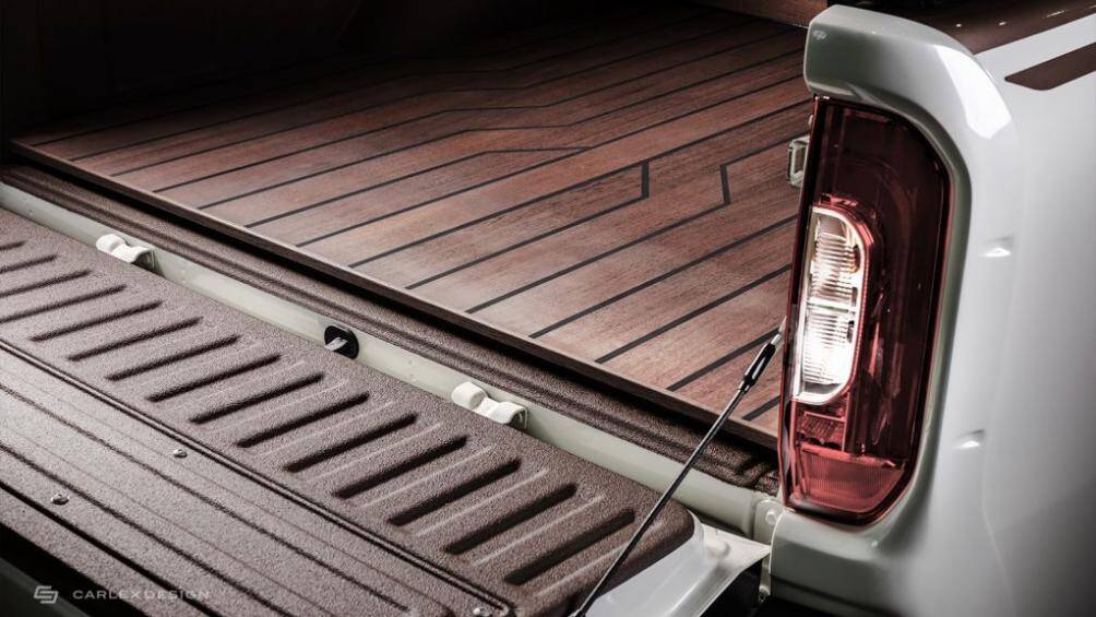 Ở khoang để hành lý phía sau, chiếc xe đã được hãng độ ốp gỗ cao cấp một cách tỉ mỉ, cẩn thận