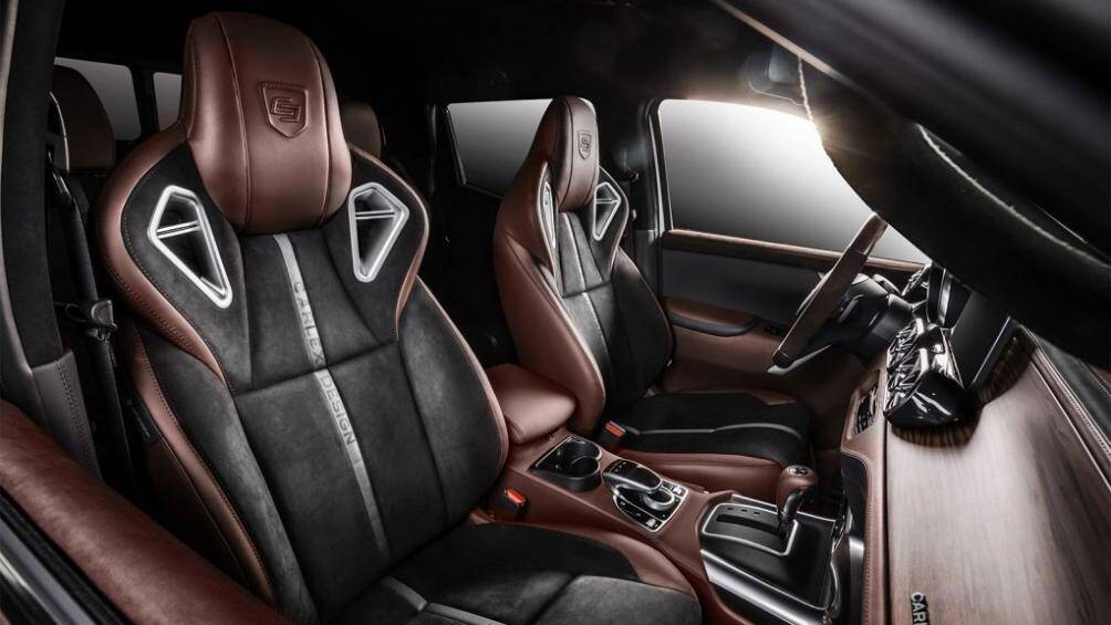 Các chi tiết khác của xe được bọc trong chất liệu da màu nâu chủ đạo. Phần lòng ghế được trang bị chất liệu da lộn màu đen với vạch da bóng