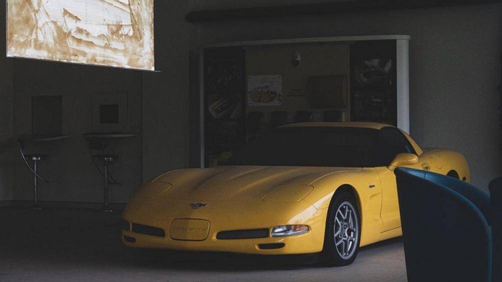 Đại lý này vẫn còn 3 chiếc siêu xe không thể bán hết trước khi phải đóng cửa bị bỏ rơi bên trong nên đến nay chúng vẫn bị bỏ xó, phủ bụi