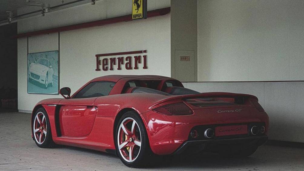 Trong số 3 chiếc xe này, thu hút sự chú ý hơn cả là chiếc Porsche Carrera GT bởi nó được sơn màu đỏ Zanzibar Red Metallic khá hiếm