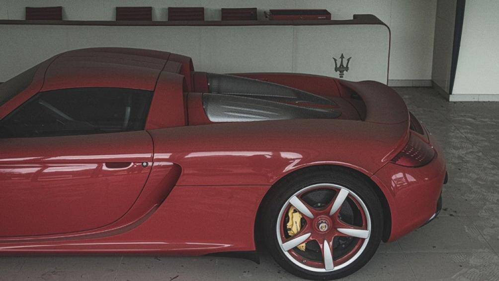 Trên thế giới chỉ có đúng 3 chiếc Porsche Carrera GT màu độc này. Đây chiếc thứ 1.255 xuất xưởng trong tổng số 1.270 chiếc Porsche Carrera GT được ra lò