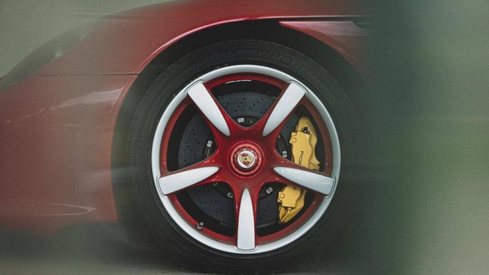 Được biết, chiếc Porsche Carrera GT bị bỏ rơi này vốn không phải là xe mới, nó đã từng trú ngụ và rao bán tại Nga và Đức rồi mới đặt chân đến Trung Quốc