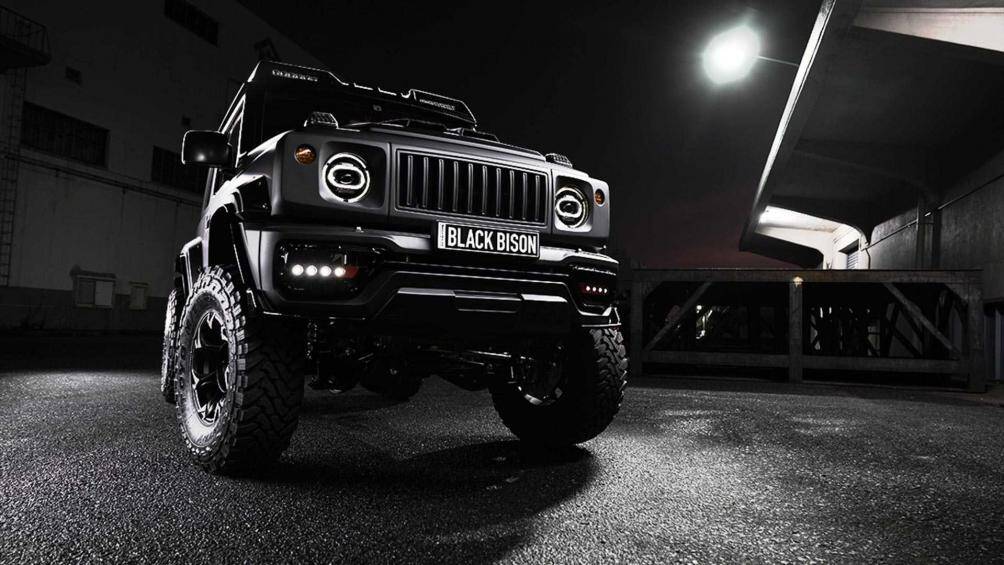 Điểm khác biệt lớn nhất giữa Jimny và các đàn anh khác nằm ở khối động cơ. Xe chỉ được trang bị động cơ 1.5L hút khí tự nhiên, cho công suất tối đa 101 mã lực, đi kèm hộp số sàn 5 cấp hoặc số tự động 4 cấp, dẫn động 4 bánh