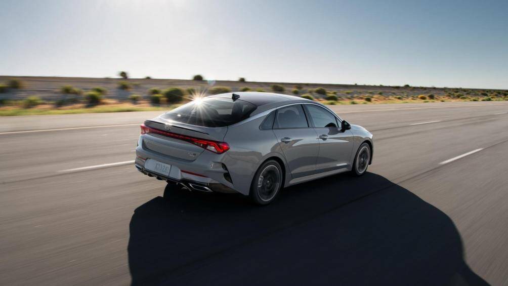 Những tính năng an toàn nổi bật: tránh va chạm phía trước với khả năng phát hiện người đi xe đạp, kiểm soát hành trình thích ứng dựa vào định vị, hỗ trợ lái xe trên đường cao tốc và hỗ trợ tránh va chạm phía sau khi đỗ xe