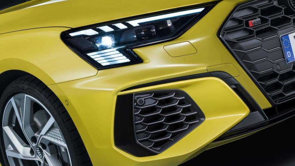 Cụm đèn pha được thiết kế đẹp mắt với các đường gân dọc thân xe