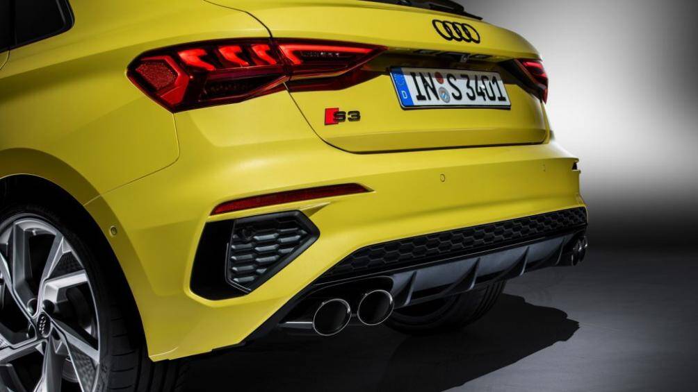 Đuôi xe có sự xuất hiện của cánh lướt gió nhỏ trên cửa cốp, phía dưới có sự xuất hiện của bộ khuếch tán gió và cụm ống xả mạ crom sáng