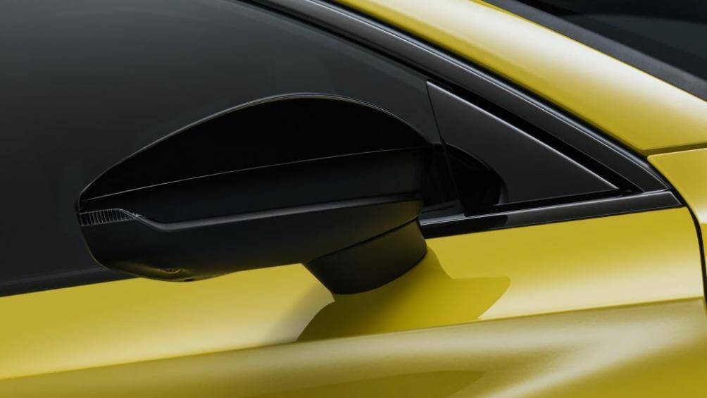 Cả hai biến thể đều có thể tăng tốc lên 100 km/h từ vị trí đứng yên trong chỉ 4,8 giây, tốc độ tối đa được giới hạn ở mức 250 km/h