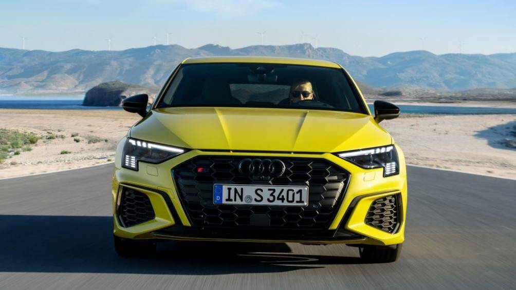 Lưới tản nhiệt Singleframe với các chi tiết hình thoi, kết hợp cùng hốc gió lớn bên dưới tạo sự hầm hố và thể thao cho đầu xe