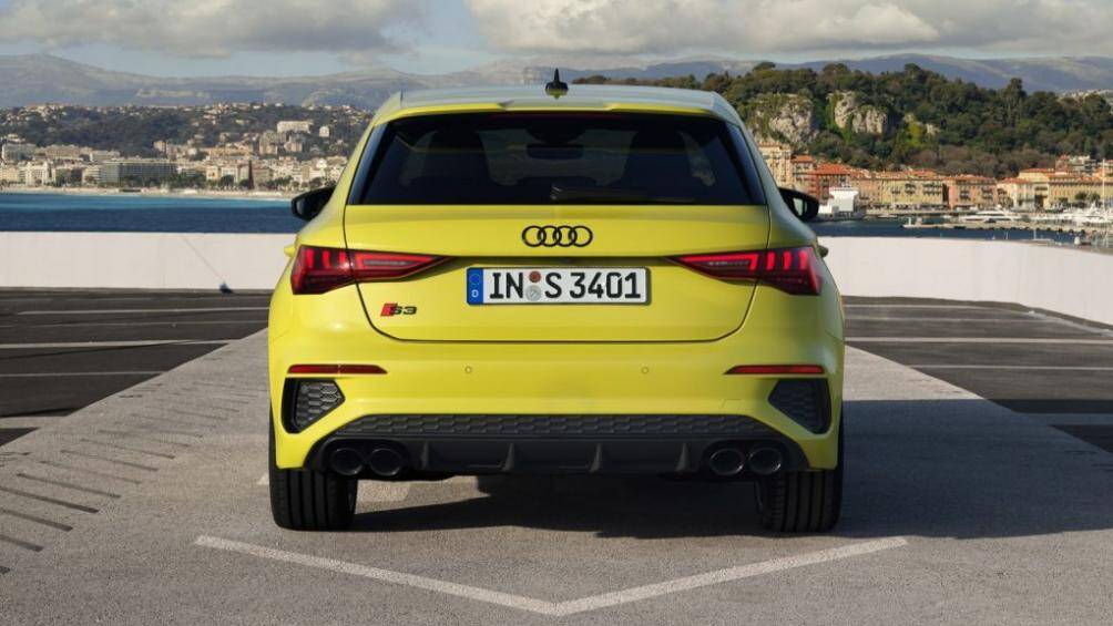 Về khoang hành lý, chiếc Sportback năm cửa có khoang hành lý 325 lít và mở rộng lên 1.145 lít khi gập ghế. Bản năm cửa có khoang hành lý 370 lít