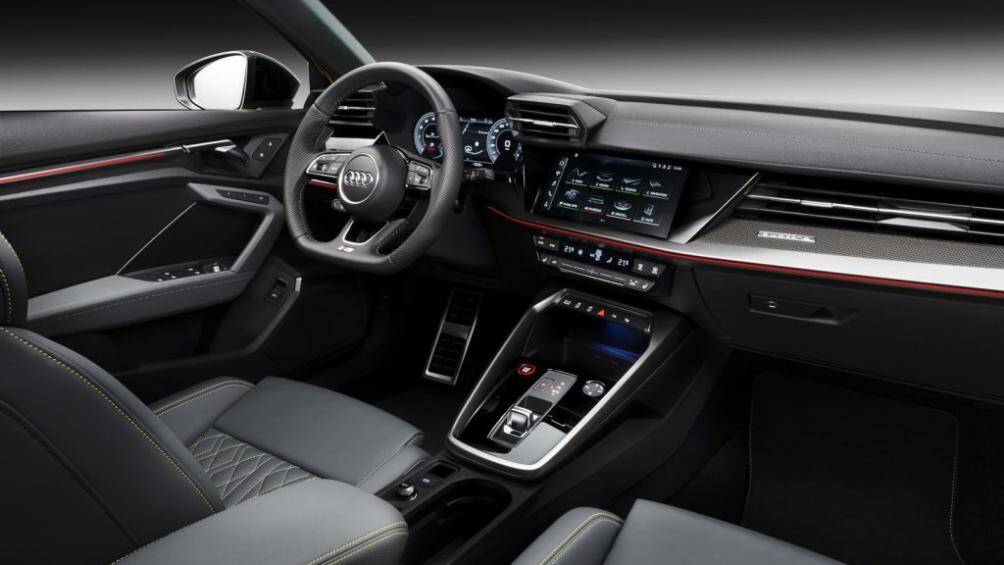 Bên trong khoang lái của bộ đôi S3 này nổi bật là ghế lái mới vô cùng thể thao cùng một số chi tiết được ốp nhôm hoặc sợi carbon