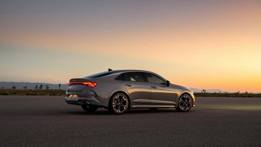 Sẽ có 2 tùy chọn động cơ cho KIA K5 2021 tại Mỹ là động cơ 1.6L tăng áp cho công suất tối đa 180 mã lực và động cơ 2.5L tăng áp cho công suất tối đa 290 mã lực, 2 tùy chọn đều ở dạng 4 xi lanh, đi kèm hộp số tự động 8 cấp và dẫn động cầu trước