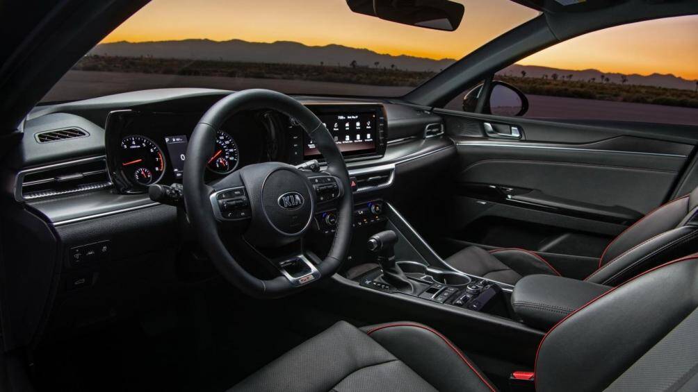 Hàng ghế trước của phiên bản cao cấp nhất có thể chỉnh điện 10 hướng, có tính năng làm mát, ngoài ra xe cũng được trang bị màn hình giải trí 10,25 inch, hệ thống âm thanh 12 loa