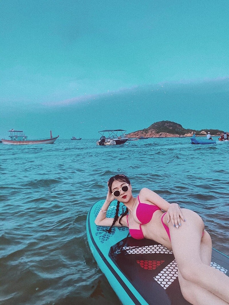 Cô gái quê Hà Nam có lợi thế về ngoại hình và đóng quảng cáo nên luôn biết cách tạo dáng, khoe những ưu điểm của mình.