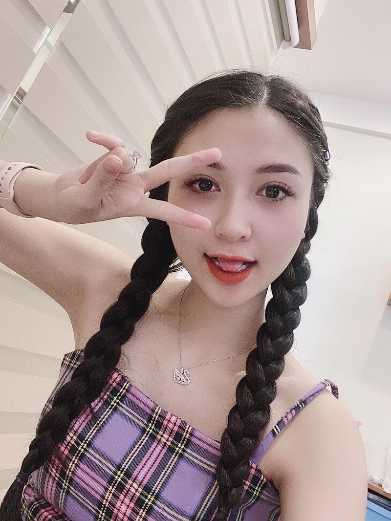 Anh Thư hiện là sinh viên năm cuối ĐH Sư phạm nghệ thuật Trung ương khoa thanh nhạc Cô cũng tham gia một số vai phụ trong các phim như "Đại gia chân đất", "Tình yêu và tham vọng"...