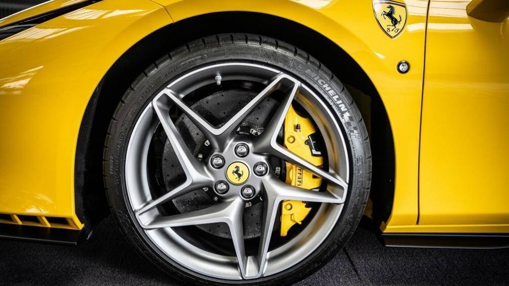 Siêu xe mui trần Ferrari F8 Spider có thể tăng tốc lên 100 km/h từ vị trí đứng yên trong thời gian chỉ 2,9 giây
