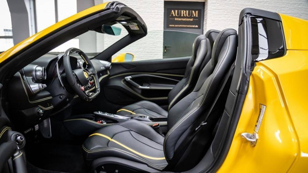 Nội thất của chiếc siêu xe mui trần Ferrari F8 Spider này được hoàn thành với tông màu tối